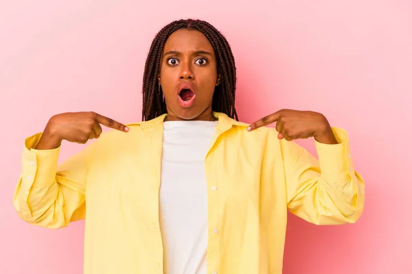 Jonge Afro Amerikaanse Vrouw Geïsoleerd Roze Achtergrond Punten Naar Beneden — Stockfoto