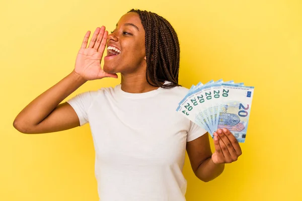 Молодая Африканская Американка Держит Банкноты Изолированы Желтом Фоне Крича Держа — стоковое фото