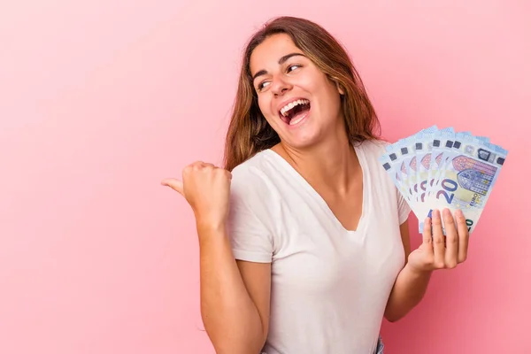 Young Caucasian Woman Holding Bills Isolated Pink Background Points Thumb — Stock Photo, Image