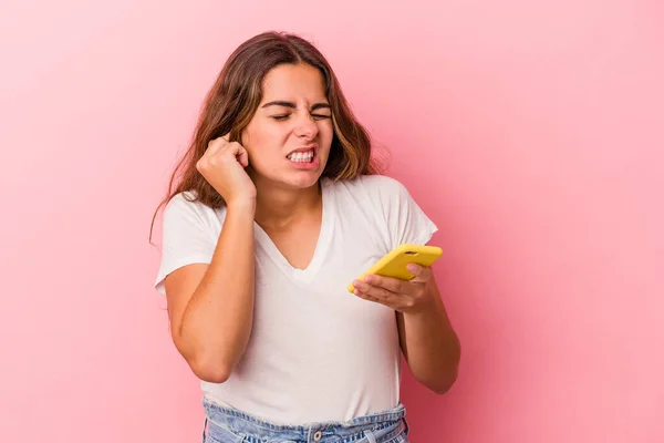 Mujer Joven Caucásica Usando Teléfono Móvil Aislado Sobre Fondo Rosa —  Fotos de Stock