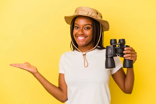 Молода Афроамериканська Дослідниця Тримає Бінокль Ізольований Жовтому Тлі Зображає Копіювальний — стокове фото