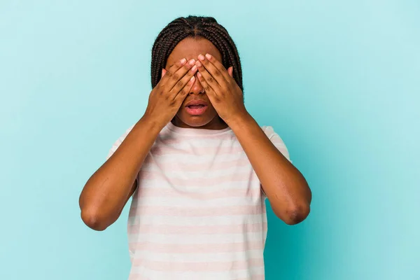 Joven Afroamericana Americana Aislada Sobre Fondo Azul Asustada Cubriendo Ojos —  Fotos de Stock