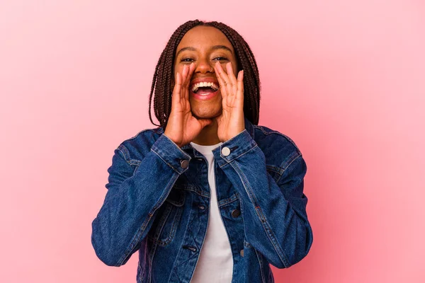 Jonge Afro Amerikaanse Vrouw Geïsoleerd Roze Achtergrond Zeggen Een Roddel — Stockfoto