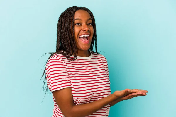 Genç Afrikalı Amerikalı Bir Kadın Mavi Arka Planda Izole Edilmiş — Stok fotoğraf