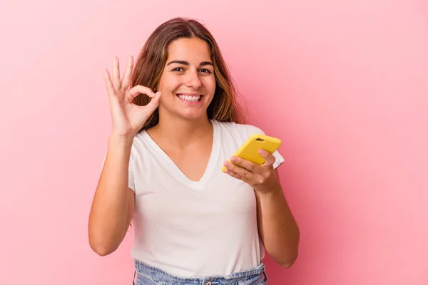 Молодая Кавказская Женщина Используя Мобильный Телефон Изолирован Розовом Фоне Веселый — стоковое фото