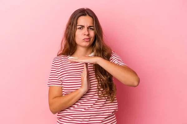 Jonge Blanke Vrouw Geïsoleerd Roze Achtergrond Met Een Time Out — Stockfoto