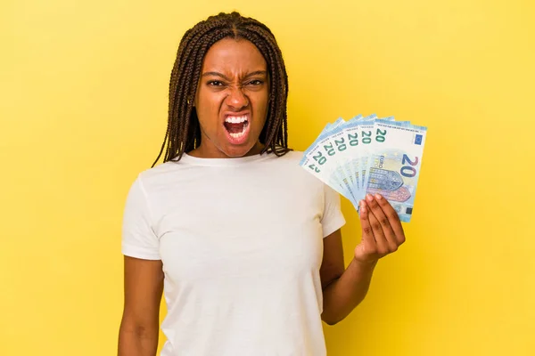 Молодая Африканская Американка Держащая Банкноты Желтом Фоне Кричала Злая Агрессивная — стоковое фото