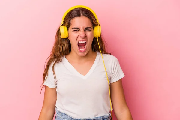 Jonge Kaukasische Vrouw Luisteren Naar Muziek Geïsoleerd Roze Achtergrond Schreeuwen — Stockfoto