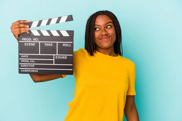 Mladá Africká Americká Žena Drží Clapperboard Izolované Modrém Pozadí Snění — Stock fotografie