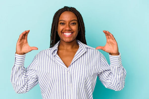 Jong Afrikaans Amerikaans Vrouw Geïsoleerd Blauwe Achtergrond Houden Iets Met — Stockfoto