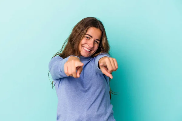 Giovane Donna Caucasica Isolata Sfondo Blu Che Punta Davanti Con — Foto Stock