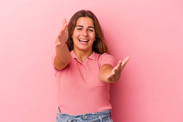 Giovane Donna Caucasica Isolata Sfondo Rosa Che Celebra Una Vittoria — Foto Stock