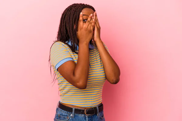 Ung Afrikansk Amerikansk Kvinna Isolerad Rosa Bakgrund Blinka Genom Fingrar — Stockfoto