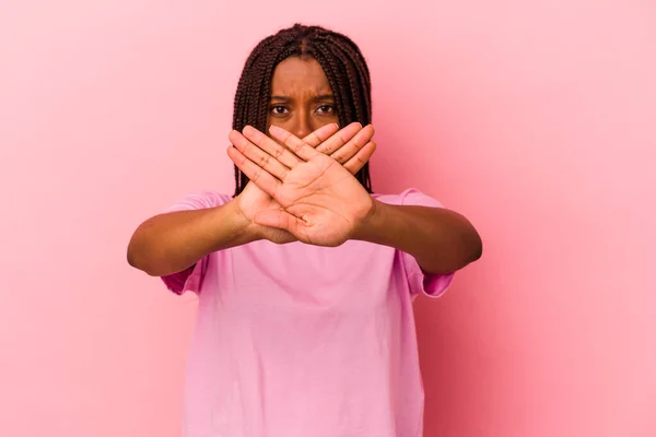 Fiatal Afro Amerikai Elszigetelt Rózsaszín Háttér Csinál Tagadás Gesztus — Stock Fotó