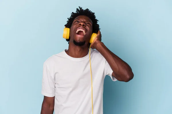 Young African American Man Listening Music Isolated Blue Background Pointing — ストック写真