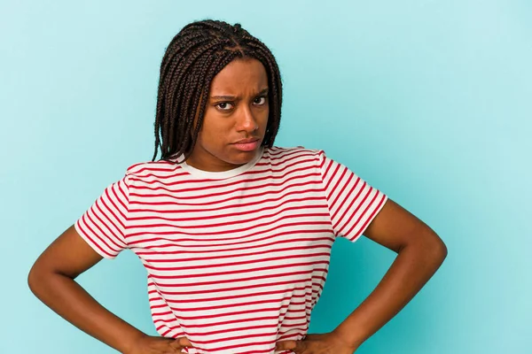 Mladá Africká Američanka Izolovaná Modrém Pozadí Zmatená Nedůvěřivá Nejistá — Stock fotografie