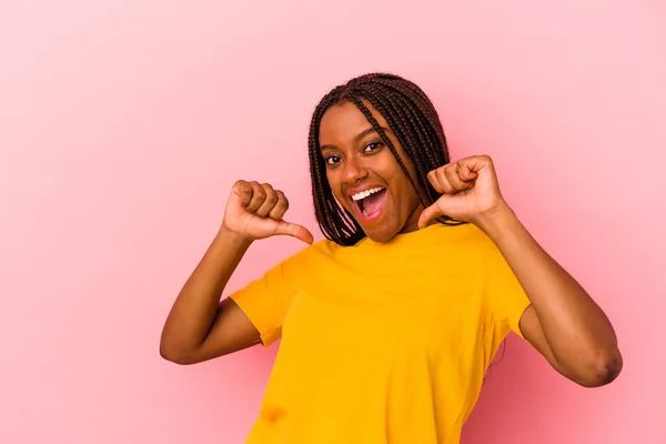 Молода Афроамериканська Жінка Ізольована Рожевому Фоні Почувається Гордою Впевненою Собі — стокове фото