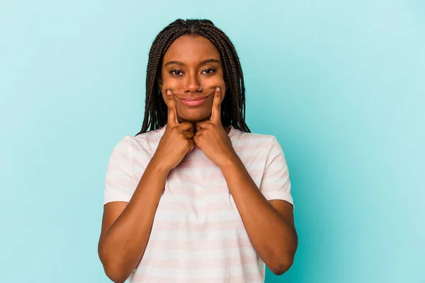 Genç Afrikalı Amerikalı Kadın Mavi Arka Planda Izole Edilmiş Iki — Stok fotoğraf