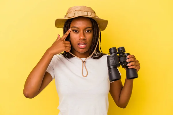 Молода Афроамериканська Дослідниця Яка Тримає Бінокль Ізольований Жовтому Тлі Показує — стокове фото