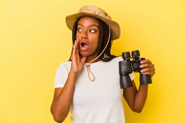 Mladý Africký Americký Průzkumník Žena Drží Dalekohled Izolované Žlutém Pozadí — Stock fotografie