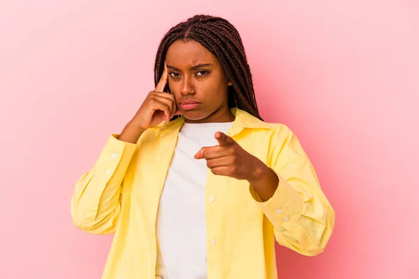 Junge Afroamerikanerin Isoliert Auf Rosa Hintergrund Zeigt Mit Dem Finger — Stockfoto