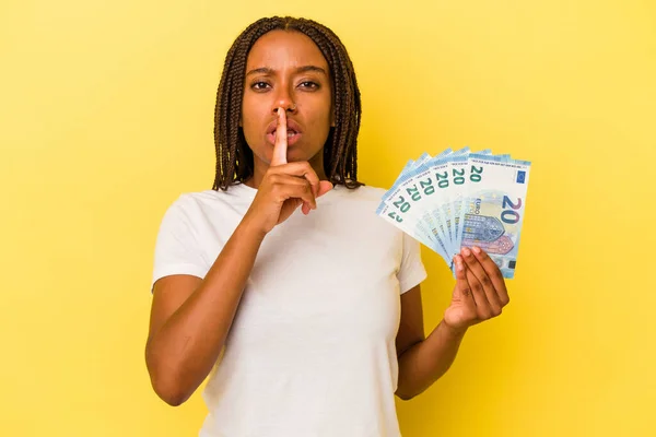 Mladá Africká Američanka Drží Bankovky Izolované Žlutém Pozadí Udržuje Tajemství — Stock fotografie