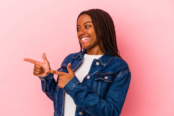 Genç Afrikalı Amerikalı Kadın Pembe Arka Planda Izole Edilmiş Başparmak — Stok fotoğraf