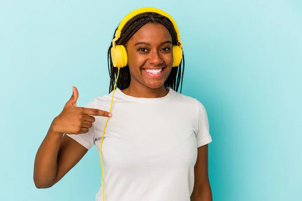 Jovem Afro Americana Ouvindo Música Isolada Fundo Azul Pessoa Apontando — Fotografia de Stock