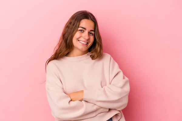 Jovem Caucasiana Isolada Sobre Fundo Rosa Que Sente Confiante Cruzando — Fotografia de Stock