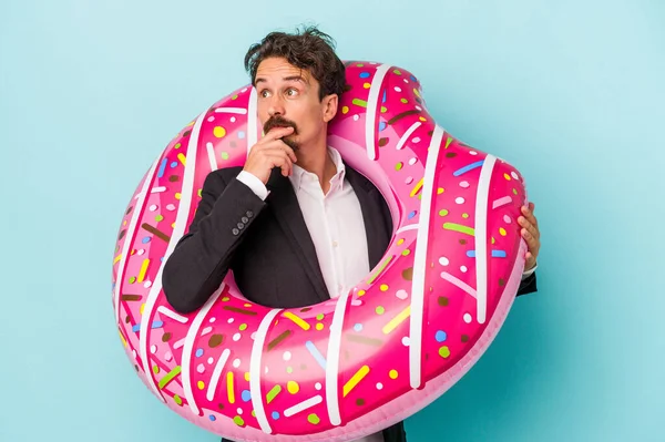 Young Business Man Inflatable Donut Isolated Blue Background Looking Sideways — 图库照片