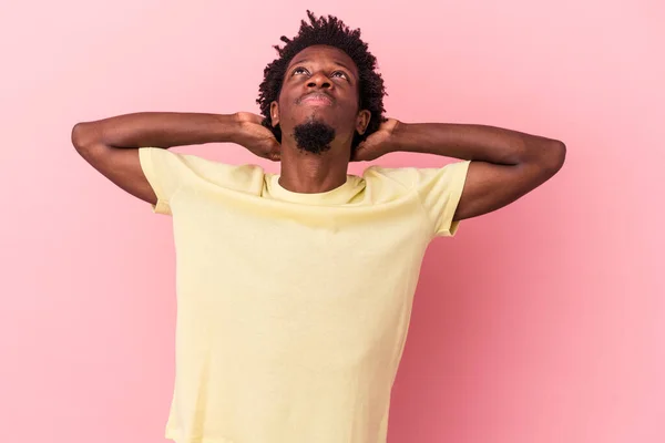 Jonge Afrikaanse Amerikaanse Man Geïsoleerd Roze Achtergrond Gevoel Vertrouwen Met — Stockfoto