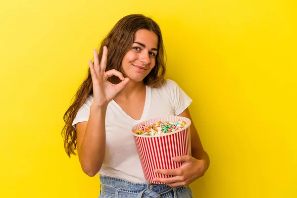 Jonge Blanke Vrouw Met Een Popcorn Geïsoleerd Gele Achtergrond Vrolijk — Stockfoto