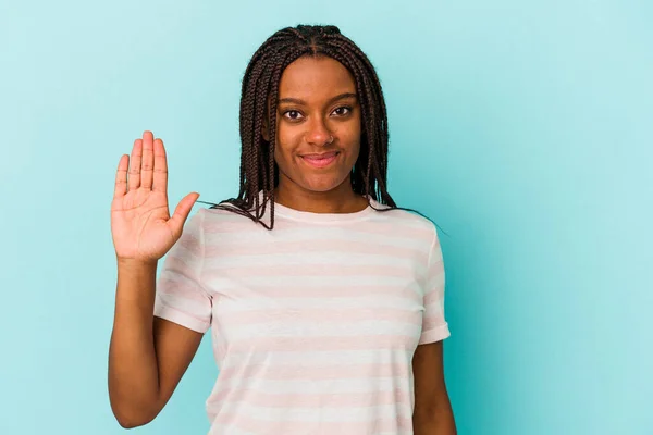 年轻的非洲裔美国女人 在蓝色背景上孤立无援 笑容满面 手指头高举五号 — 图库照片