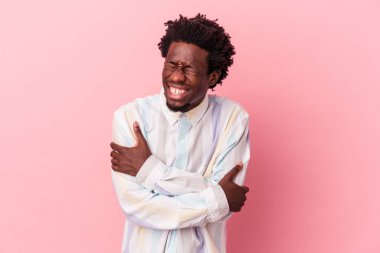 Genç Afrikalı Amerikalı adam pembe arka planda izole edilmiş gülüyor ve eğleniyor..