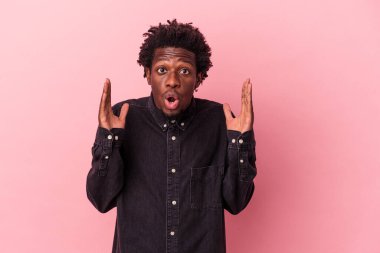Genç Afrikalı Amerikalı bir adam pembe arka planda izole edilmiş. Bir fikri var, ilham verici bir kavram..