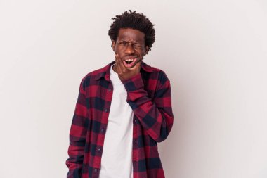 Beyaz arka planda izole edilmiş genç Afrikalı Amerikalı adam güçlü bir diş ağrısı, azıdişi ağrısı var..