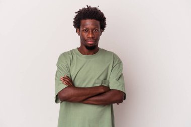 Genç Afrikalı Amerikalı adam beyaz arka planda izole edilmiş şüpheli, belirsiz, seni inceliyor..
