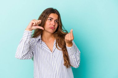 Mavi arka planda izole edilmiş beyaz bir kadın parasız olduğunu gösteriyor..