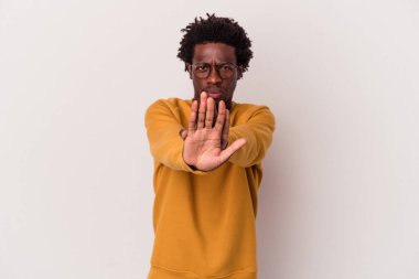 Beyaz arka planda izole edilmiş genç Afro-Amerikan bir adam elini uzatmış, 