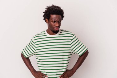 Beyaz arka planda izole edilmiş genç Afrikalı Amerikalı adam kafası karışmış, şüpheli ve güvensiz hissediyor..