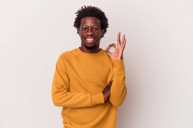 Beyaz arka planda izole edilmiş genç bir Afrikalı Amerikalı göz açıp kapayıncaya kadar iyi bir jest yapıyor..