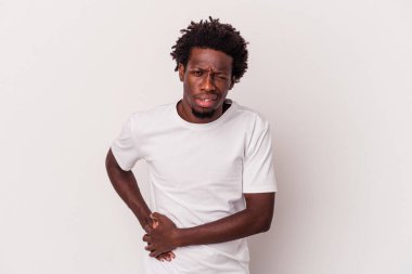 Beyaz arka planda karaciğer ağrısı ve karın ağrısı çeken genç bir Afrikalı Amerikalı..