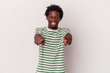 Beyaz arka planda izole edilmiş genç Afro-Amerikalı adam gülümsüyor..