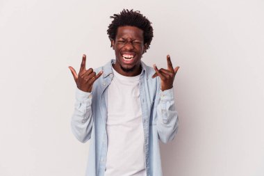 Beyaz arka planda izole edilmiş genç Afrikalı Amerikalı bir adam bir devrim konsepti olarak boynuz hareketi gösteriyor..