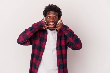 Beyaz arka planda izole edilmiş genç Afro-Amerikalı bir adam parmakları olan bir cep telefonu hareketi gösteriyor..