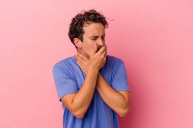 Pembe arka planda izole edilmiş genç beyaz adam virüs veya enfeksiyon yüzünden boğazında ağrı hissediyor..