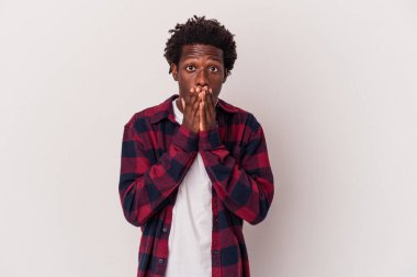 Genç Afrikalı Amerikalı adam beyaz arka planda izole edilmiş ağzı kapalı ve elleri endişeli görünüyor..