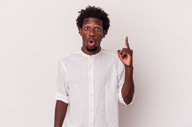 Genç Afrikalı Amerikalı bir adam beyaz arka planda izole edilmiş. Harika bir fikri var, yaratıcılık kavramı..