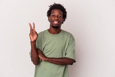 Genç Afrikalı Amerikalı adam beyaz arka planda izole edilmiş. İki numarayı parmaklarıyla gösteriyor..
