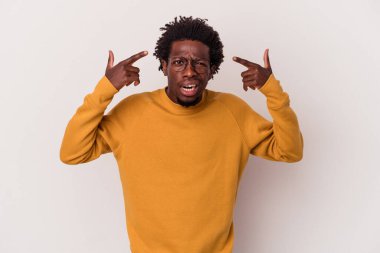 Beyaz arka planda izole edilmiş genç bir Afrikalı Amerikalı işaret parmağıyla hayal kırıklığı jesti yapıyor..